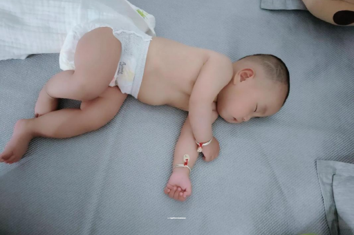 拉萨三个月宝宝抬头不稳